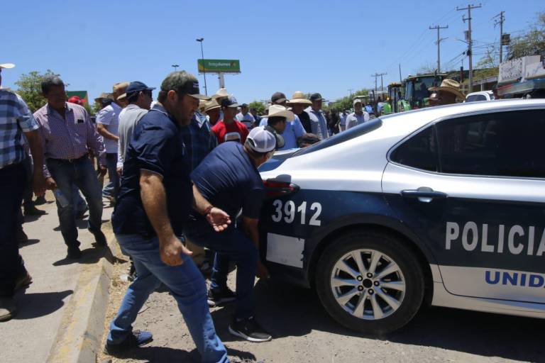 Toman productores agrícolas instalaciones de Pemex en Culiacán