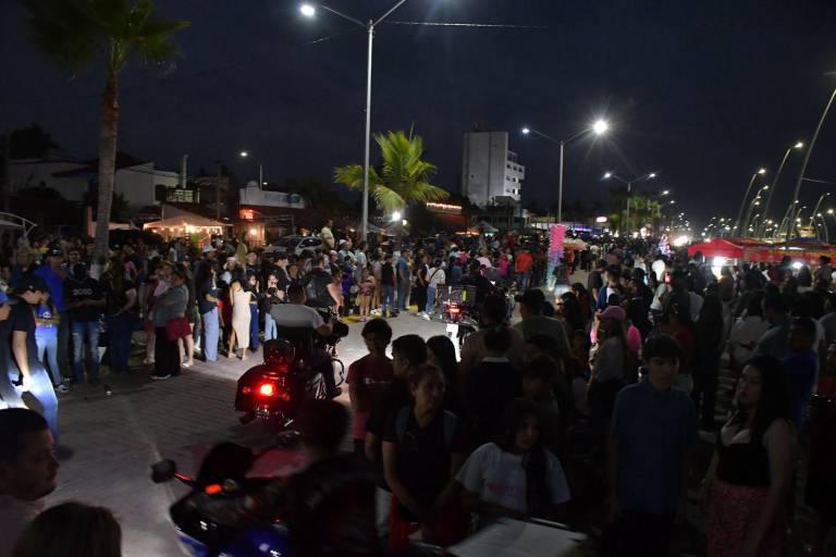 Disfrutan de ‘Oleajes de Alegría’ en el tradicional Carnaval de Altata 2026