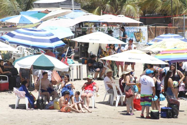 Más de 12 mil bañistas disfrutaron de las playas mazatlecas sábado y domingo