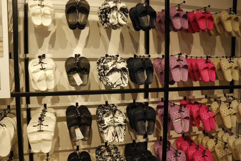 Los Crocs rompen paradigmas en la moda; en Culiacán abren la primera boutique en Plaza Ceiba