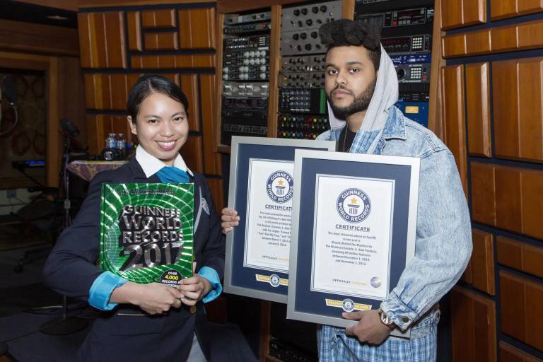 The Weeknd es el artista más popular del mundo, según Récords Guinness