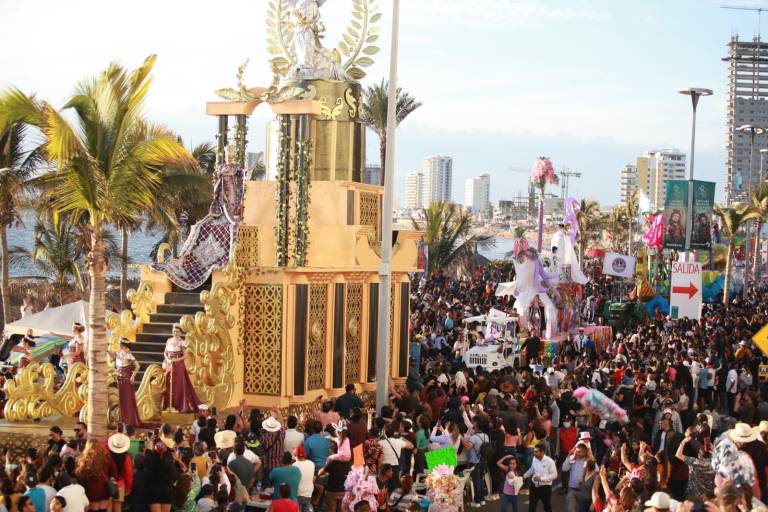 Disfrutan turistas y locales del segundo desfile del Carnaval de Mazatlán 2023