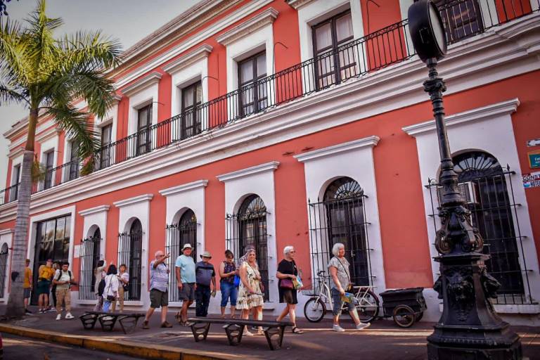 Defienden extranjeros que Mazatlán es seguro; realizan caminata por el Centro Histórico
