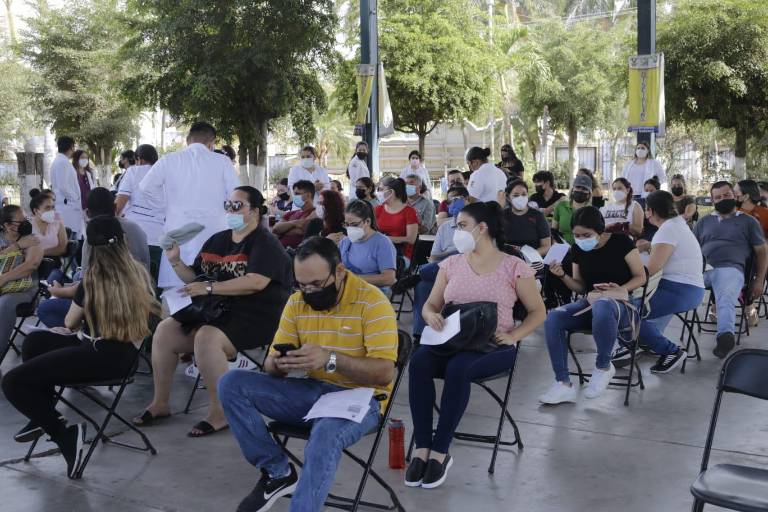 ‘Ellos fueron vacunados con la Cansino, sin embargo tengo 356 contagiados y de esos 12 han muerto’, dice líder del SNTE 53