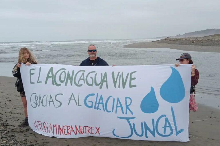 $!Jorge Morales, en el centro, junto a integrantes de organizaciones que defienden el glaciar Juncal, en la desembocadura del río Aconcagua, en el Océano Pacífico.
