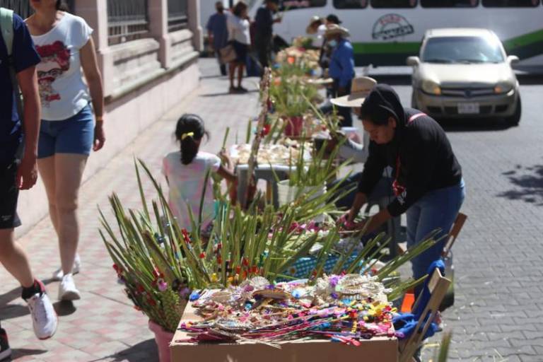 Basilia desde hace 40 años crea con sus manos el arte del tejido de palma