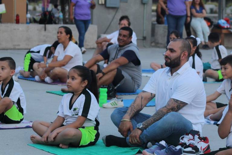 Celebran a papá con yoga deportivo en el Parque Central