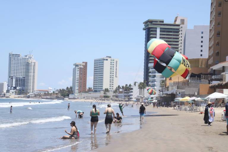 Se siente en Mazatlán sensación térmica de hasta 40 grados