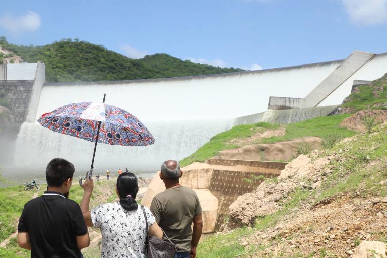 La cortina de la Presa Picachos, hoy rebosada, se ha convertido en un atractivo turístico