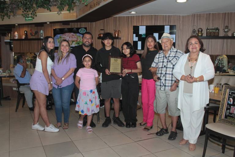 Socios del Club Muralla reciben homenaje póstumo