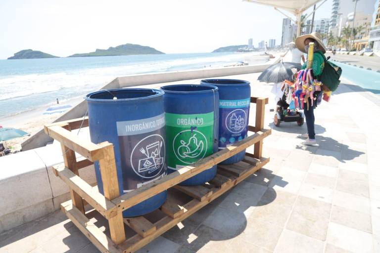 Instalan contenedores de basura en malecón de Mazatlán