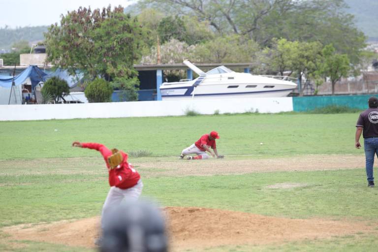 Casita del Plomero domina a Familia Escobar, en Liga Z del Chololos