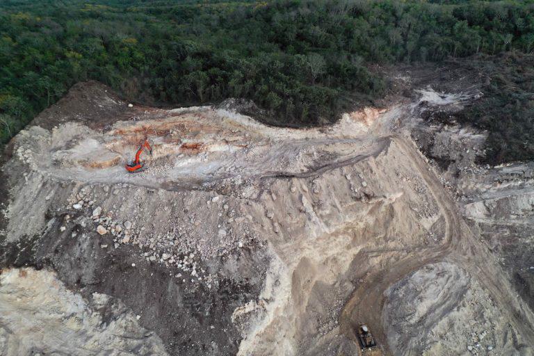 $!Extracción de material pétreo para la construcción del tren maya. El 15 de marzo de 2022, desde la carretera federal Campeche-Mérida a la altura del Poblado de Pomuch, Hecelchakán, Campeche, se podía apreciar como las maquinarias excavaban en los cerros.