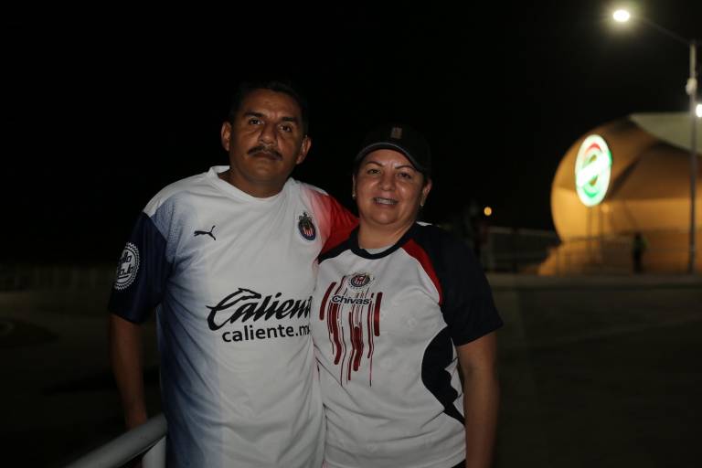 Disfrutan porteños del encuentro de Mazatlán FC y Chivas en el Kraken