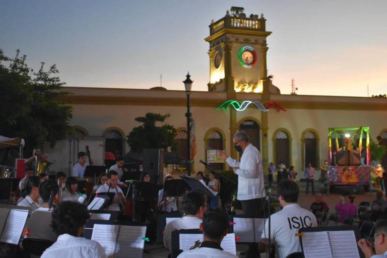 Ovacionan a la Banda Sinfónica Juvenil del Isic en concierto por festejos de la fundación de Mocorito