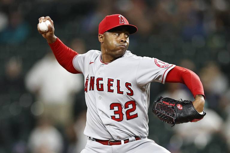 Bravos suman al cerrador Raisel Iglesias desde Angelinos
