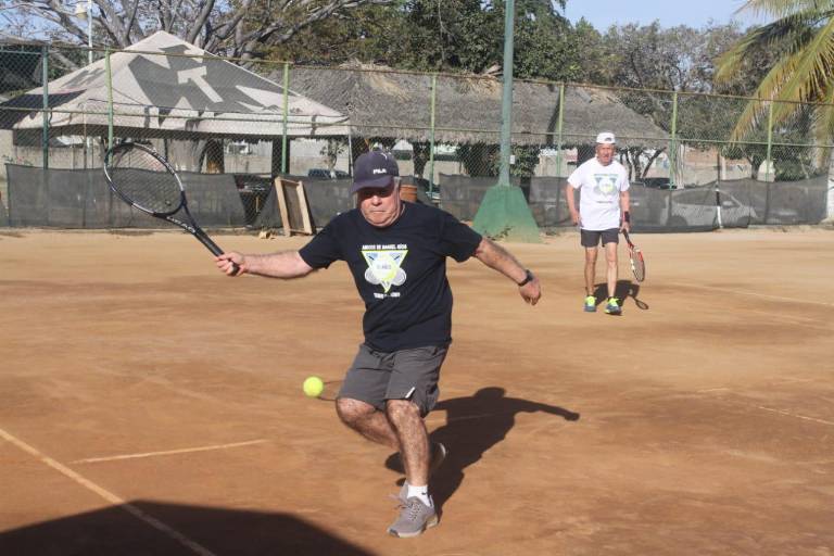 Gaxiola y Sosa logran difícil triunfo en el Torneo de Tenis Amigos de Sergio López 70 Años y Más 2022