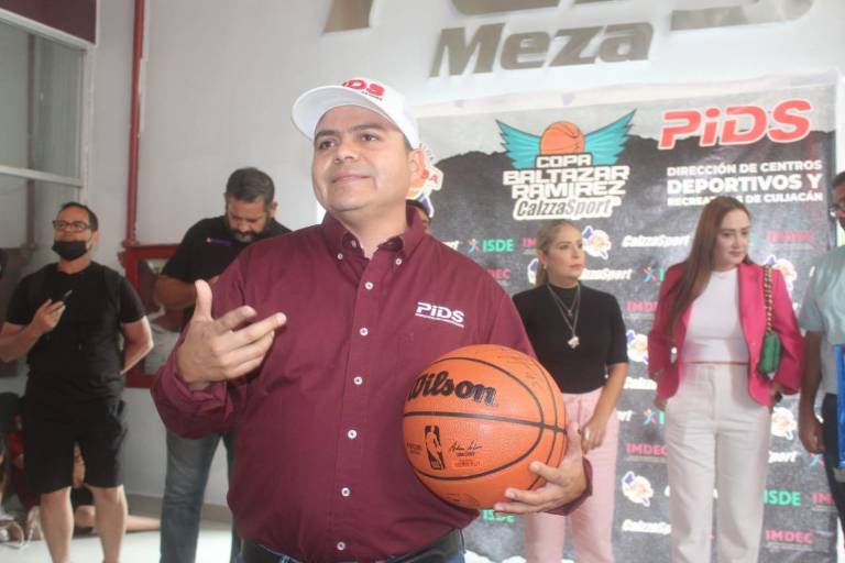 Juan Toscano, campeón de la NBA, manda balón firmado al PIDS