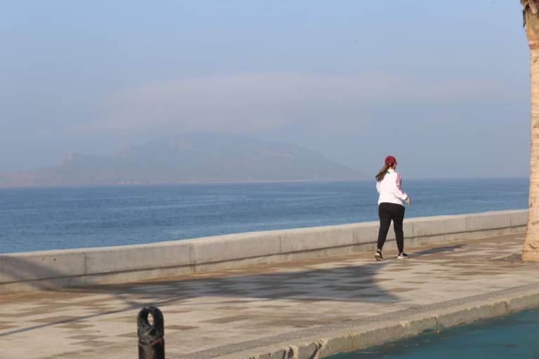 En pleno diciembre y cerca del invierno, Mazatlán registra calor de hasta 31°C y neblina