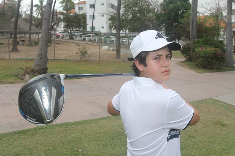 Santiago del Águila, gran golfista y estudiante; como hijo y amigo, excepcional