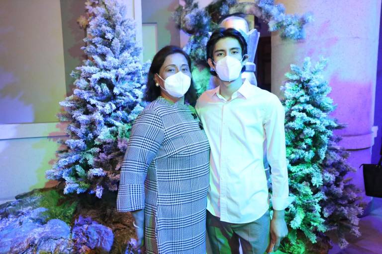 Disfrutan mazatlecos la Gala Navideña