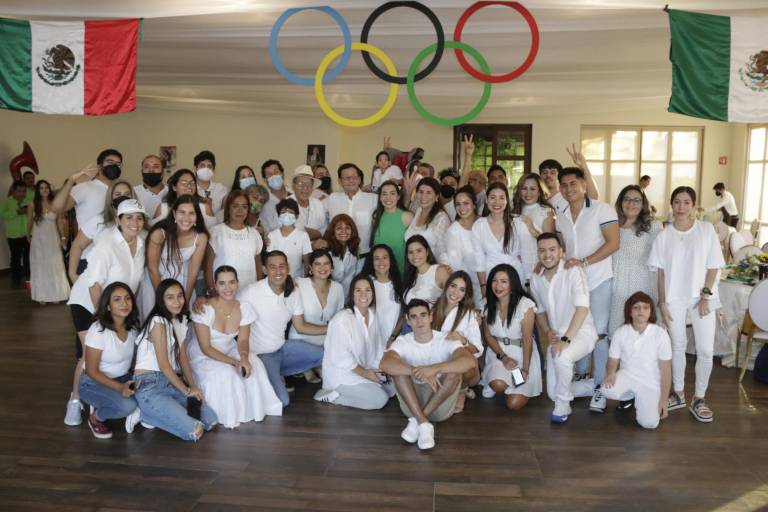 Reciben con aplausos a la ciclista sinaloense, Daniela Gaxiola