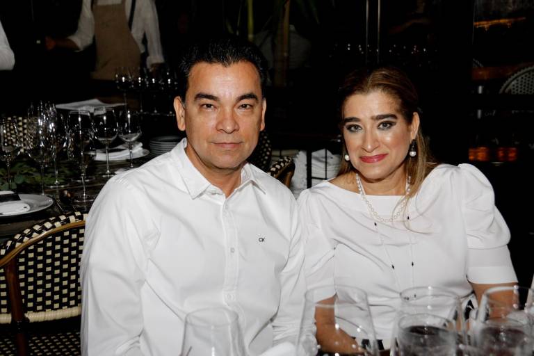 Degustan de una deliciosa cena maridaje en Cayenna