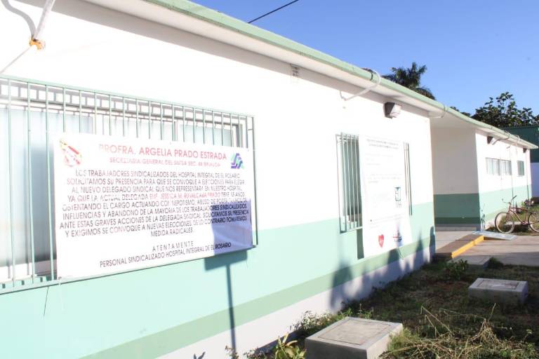 Colocan manta en Hospital Integral de Rosario para exigir elección de representante sindical