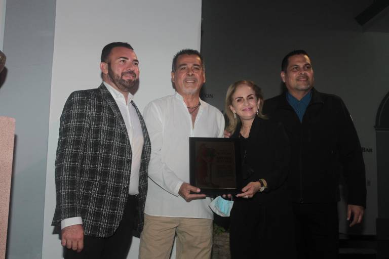 Inmortalizan al maestro Antonio López Sáenz con un busto de bronce