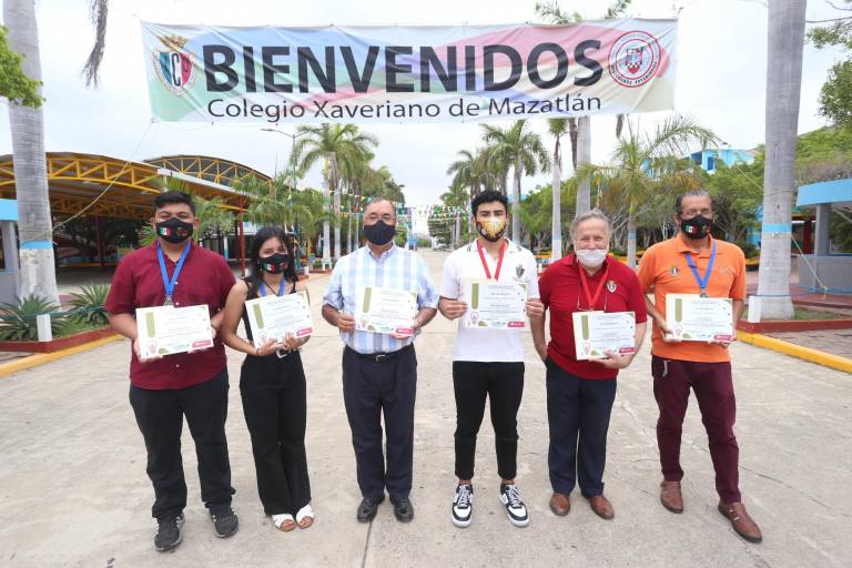Entregan medallas a alumnos del ICO que destacan en ciencia