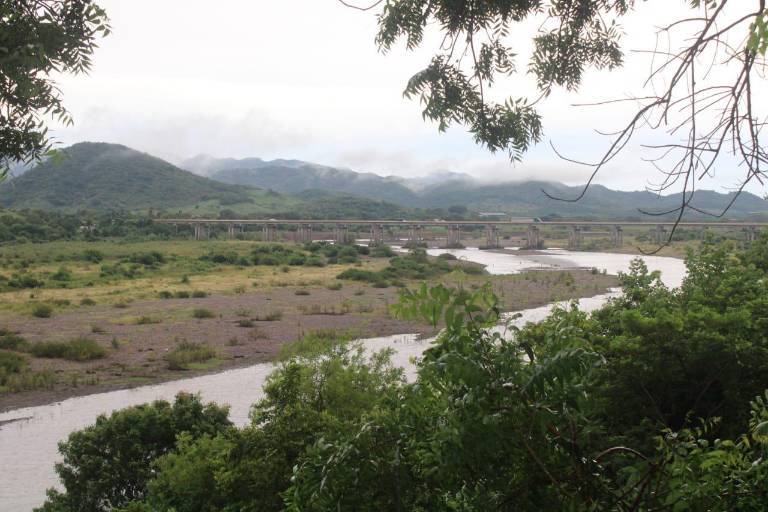 Aunque hay niveles bajos, en Rosario vigilan presas y el río Baluarte
