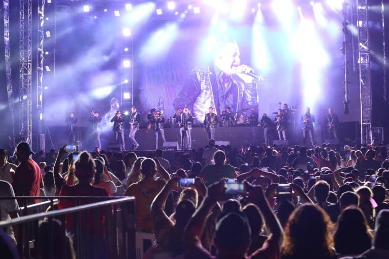 Banda Los Recoditos pone a bailar a los mazatlecos en festejo de ‘El Químico’