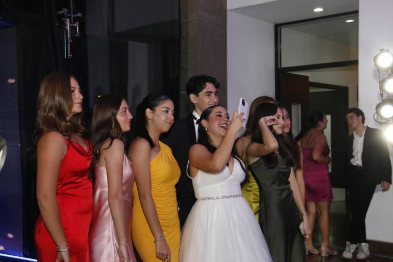 Julia Gil Leyva Sánchez celebra rodeada de seres queridos sus 15 años