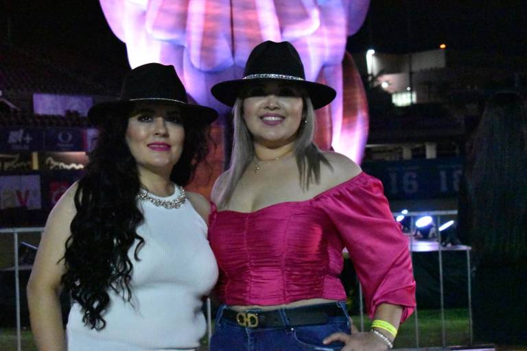 Disfrutan culiacanenses el espectáculo de Carin León en el Estadio de Los Tomateros