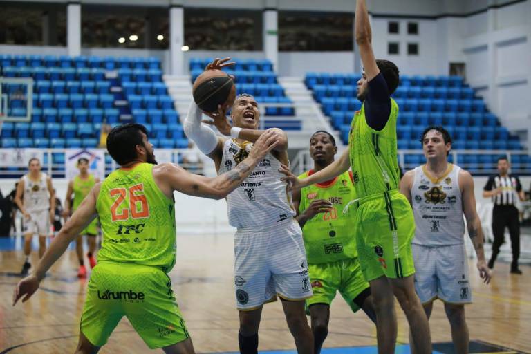 Regresa Piratas Basketball al sendero del triunfo