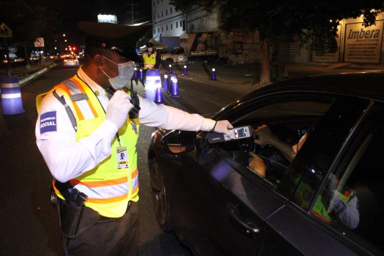 Sancionan a 32 conductores en Mazatlán al dar positivo en el examen de alcoholímetro