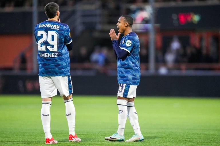 Santiago Giménez sale con la pólvora mojada en empate sin goles del Feyenoord