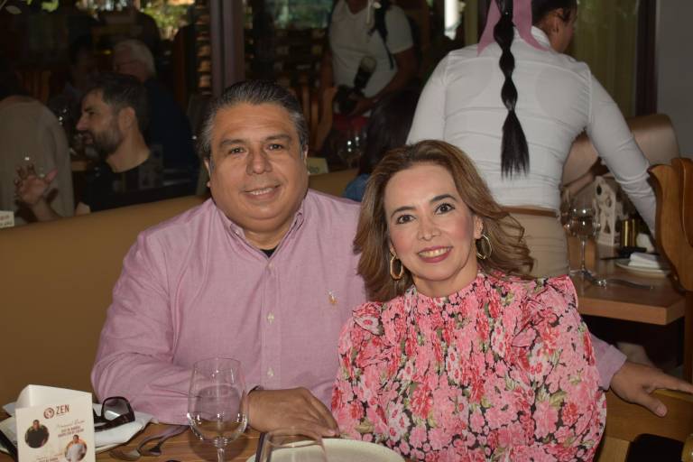 Celebran clientes y amigos el primer aniversario de Humaya Restaurante