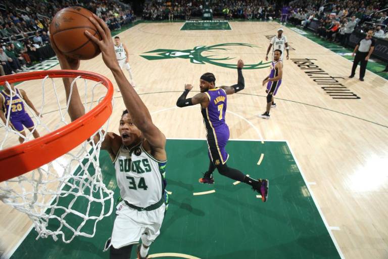 Giannis Antetokounmpo y una noche de fenómeno para vencer a los Lakers