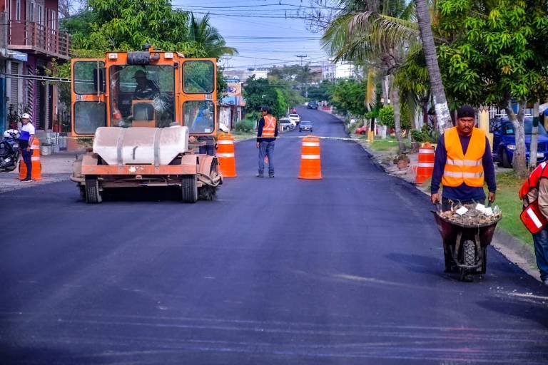 Funcionarios revisan los avances de reencarpetado en avenida Internacional, en Mazatlán