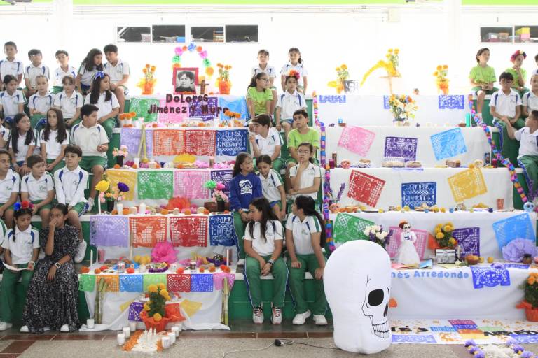 Realiza el Instituto Senda su tradicional concurso de altares en el Día de Muertos