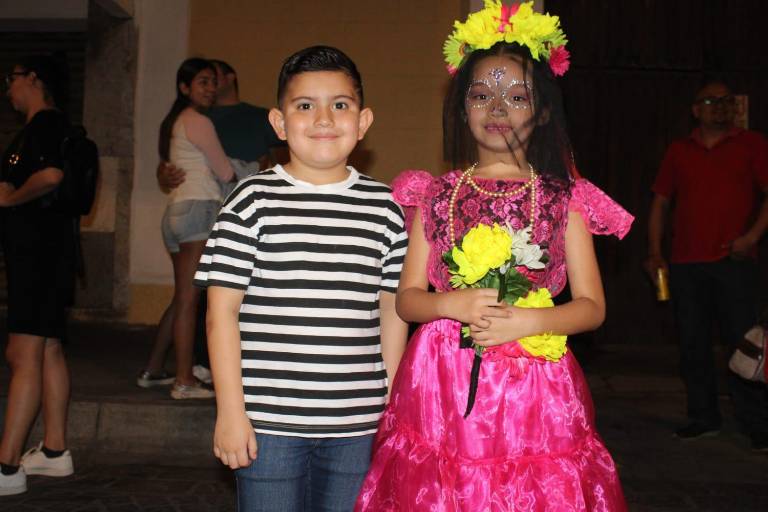 Disfrutan mazatlecos del desfile de Día de Muertos en Olas Altas