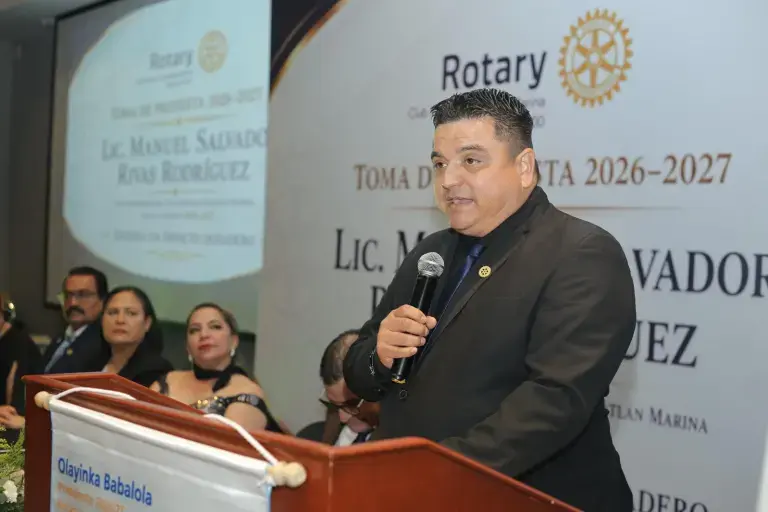 $!Manuel Salvador Rivas Rodríguez asumió la presidencia del Club Rotario Mazatlán Marina para el periodo 2026-2027 durante una ceremonia de gala.