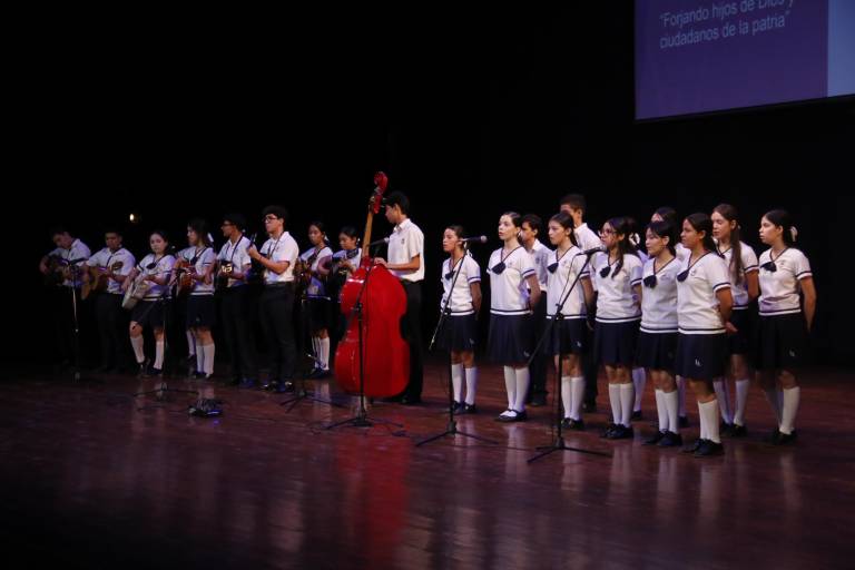 Alumnos del Instituto América dicen adiós a la secundaria