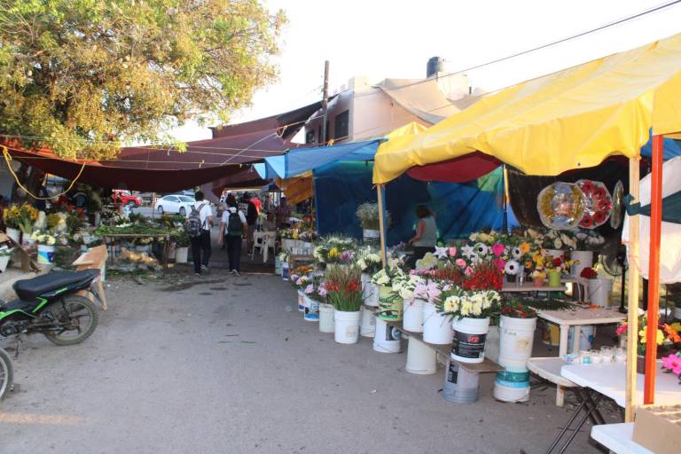 Denuncian comerciantes de flores de Rosario incumplimiento de Ayuntamiento en acuerdo de no dejar trabajar a foráneos
