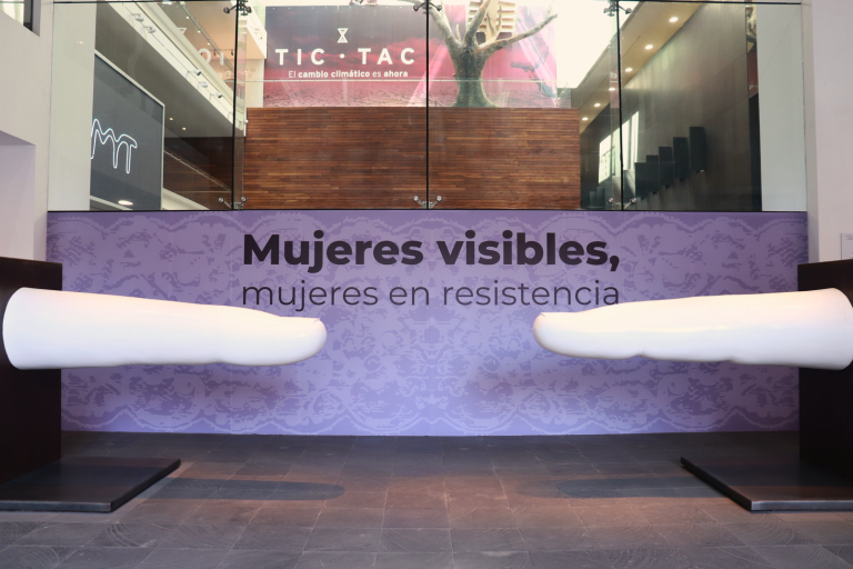 Dedica Fundación Coppel exposición a mujeres mayores de 60 años