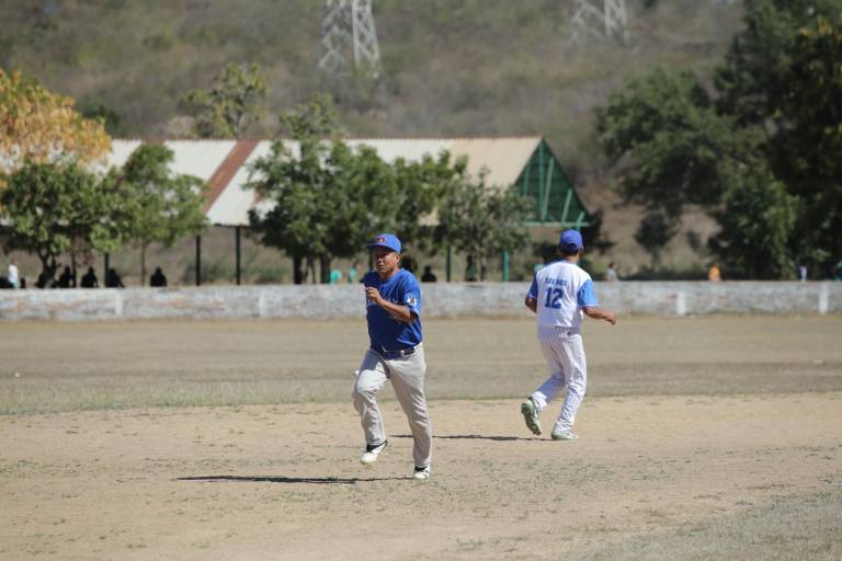 Casita del Plomero apalea a Familia Guevara, en Liga de 60 años