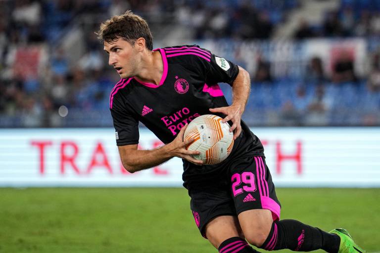 Santiago Giménez marca doblete en la Europa League