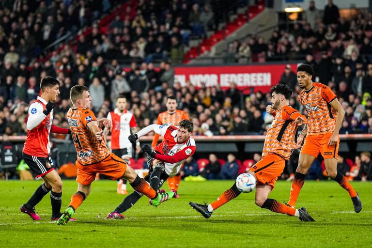 Santiago Giménez anota su séptimo gol en la Eredivisie