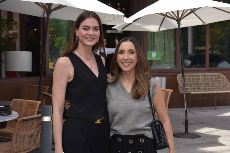 Celebran clientes y amigos el primer aniversario de Humaya Restaurante